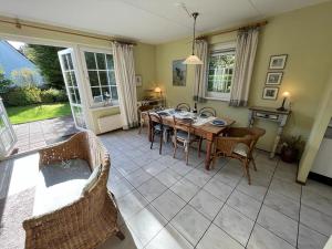 una sala da pranzo con tavolo e sedie di Vakantiewoning Westhoek a Kortgene