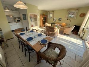 una cucina con tavolo e sedie e un soggiorno di Vakantiewoning Westhoek a Kortgene Altre 12 foto