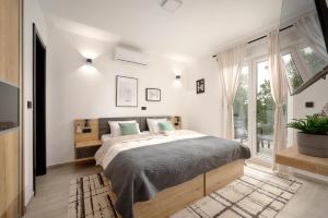 ein Schlafzimmer mit einem Bett und einem großen Fenster in der Unterkunft Stunning seaview Villa Katharina in Šarić + 64 Fotos