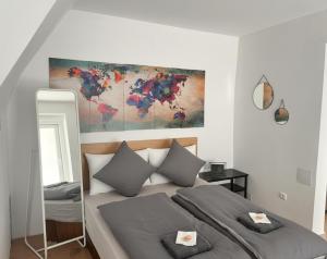 Voodi või voodid majutusasutuse Spacious & Cozy Guesthouse - Near Metro & City Center - 3 Beds for 5 Person toas