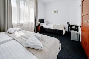 um quarto de hotel com duas camas e uma janela em 7Days B&B em Bratislava