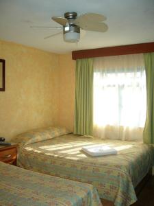 En eller flere senge i et værelse på Hotel Del Rio Inn