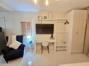 TV a/nebo společenská místnost v ubytování Alpine Villas at Crosswinds Tagaytay