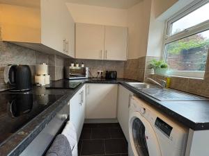 Kuchyň nebo kuchyňský kout v ubytování 4 Bedroom Hidden Gem, 5 mins to City Centre