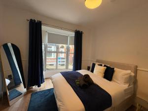 Postel nebo postele na pokoji v ubytování 4 Bedroom Hidden Gem, 5 mins to City Centre