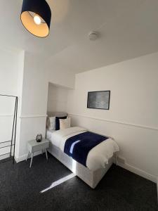 Postel nebo postele na pokoji v ubytování 4 Bedroom Hidden Gem, 5 mins to City Centre