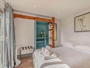 ウエストワード・ホーにある2 Bed in Westward Ho 41132のタオルが敷かれたベッドのある寝室