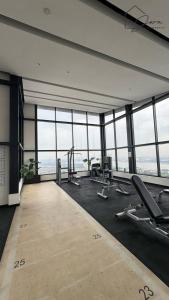 Fitness centrum a/nebo fitness zařízení v ubytování Brand New Minimalist Suite 3 Min Walk to CIQ + 70 fotografií