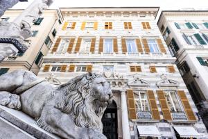 eine Löwenstatue vor einem Gebäude in der Unterkunft Palazzo Sinibaldo Fieschi in Genua