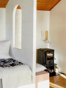 Postel nebo postele na pokoji v ubytování Artist's Home With Ocean View On Tjörn