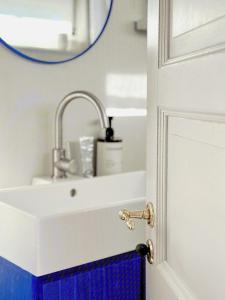 Koupelna v ubytování Artist's Home With Ocean View On Tjörn + 32 fotografií