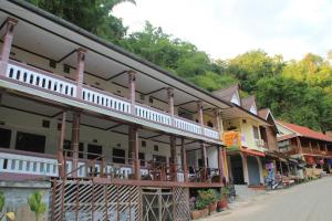 DP Guest-house في باكبنج: مبنى مع شرفة على جانب شارع