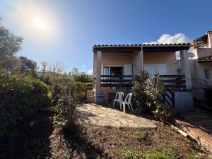 a house with two white chairs in front of it at CYRNEA 27- Plage à pieds - Clim-Wifi- Favone in Conca