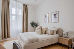 En eller flere senge i et værelse på Modernes Apartment im Holländischen Viertel