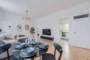 Et tv og/eller underholdning på Modernes Apartment im Holländischen Viertel