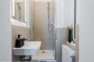 Et badeværelse på Modernes Apartment im Holländischen Viertel