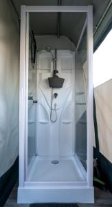 Koupelna v ubytování Kleines Mobilheim mit toller Ausstattung und Vorzelt im Heide Resort Brüggen + 8 fotografií