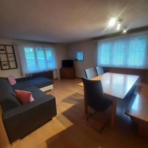 una sala de estar con un sofá y una mesa en Bunderbach, en Adelboden 12 fotos más