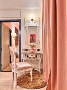 诺伊达Paris Style Luxe Apartment In The Heart Of Noida的一间带椅子和镜子的房间