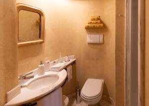 ein Badezimmer mit Waschbecken und Toilette in der Unterkunft Palazzo Sinibaldo Fieschi in Genua + 29 Fotos