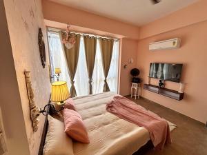 诺伊达Paris Style Luxe Apartment In The Heart Of Noida的一间卧室，配有一张大床和一扇窗户。