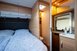 Postel nebo postele na pokoji v ubytování Kleines Mobilheim mit toller Ausstattung und Vorzelt im Heide Resort Brüggen