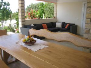 een woonkamer met een tafel met daarop een schaal fruit bij Family-friendly apartments with swimming pool Dvornica, Rogoznica - 11470 in Rogoznica