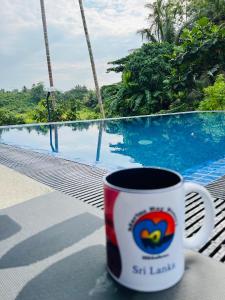 Πισίνα στο ή κοντά στο Marine Ray Resort Hikkaduwa