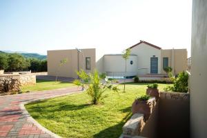 キサモスにあるVilla Levantes Ferienhaus In Mithimna Mit Poolの庭付きの家の景色