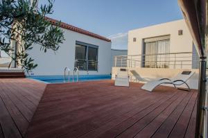 キサモスにあるVilla Levantes Ferienhaus In Mithimna Mit Poolの木製デッキ(家の中にプール付)