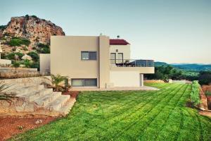 キサモスにあるVilla Levantes Ferienhaus In Mithimna Mit Poolの広い庭のある丘の上の家