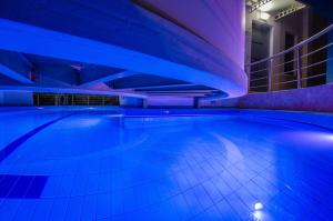 キサモスにあるVilla Levantes Ferienhaus In Mithimna Mit Poolの床に青い照明が付くスイミングプール +15枚の写真