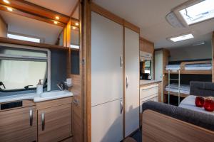 Postel nebo postele na pokoji v ubytování Kleines Mobilheim mit toller Ausstattung und Vorzelt im Heide Resort Brüggen