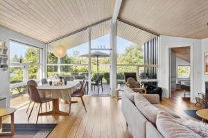 ein Wohnzimmer mit Sofa und Tisch in der Unterkunft JB403 Fjerritslev - Poppelvej 20 in Fjerritslev