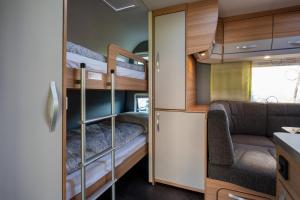 Postel nebo postele na pokoji v ubytování Kleines Mobilheim mit toller Ausstattung und Vorzelt im Heide Resort Brüggen