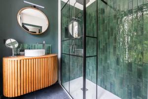 een badkamer met een douche met wastafel en spiegel bij House, garden, Eiffel Tower, Palace of Versailles in Sèvres +33 foto's