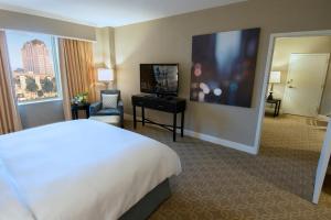 una camera d'albergo con un letto e una TV a schermo piatto di The Marc Hotel a Milwaukee