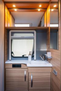 Kuchyň nebo kuchyňský kout v ubytování Kleines Mobilheim mit toller Ausstattung und Vorzelt im Heide Resort Brüggen