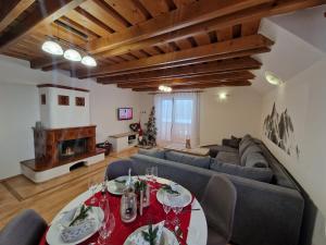 una sala de estar con un sofá y una mesa en Chata Kúria Tále, Chopok JUH, en Brezno 34 fotos más
