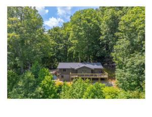 Come relax in the mountains of Otto NC في Otto: اطلالة جوية على بيت في الغابة