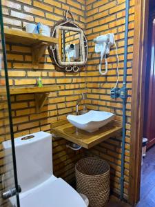 a bathroom with a toilet and a sink at Sitio Meu Refúgio Paracuru in Paracuru