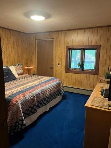 Una cama o camas en una habitación de Come relax in the mountains of Otto NC