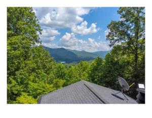 Come relax in the mountains of Otto NC في Otto: اطلالة على الجبال من سطح منزل +41 صورة