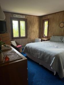 Una cama o camas en una habitación de Come relax in the mountains of Otto NC