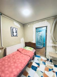 Ένα ή περισσότερα κρεβάτια σε δωμάτιο στο New guest house in old tbilisi