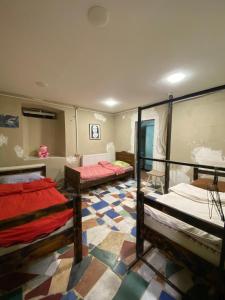 Ένα ή περισσότερα κρεβάτια σε δωμάτιο στο New guest house in old tbilisi +7 φωτογραφίες