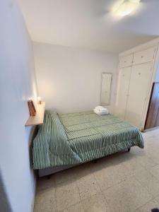 ein kleines Schlafzimmer mit einem Bett und einem Tisch in der Unterkunft Monoambiente y sala de estar con garage in Mar del Plata