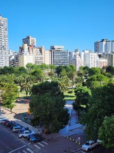 eine Skyline der Stadt mit Autos auf einem Parkplatz in der Unterkunft Monoambiente y sala de estar con garage in Mar del Plata