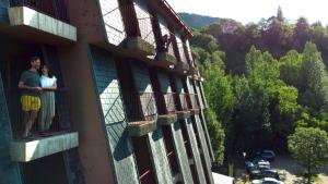 ein Mann und eine Frau stehen auf einem Balkon eines Gebäudes in der Unterkunft Evenia Monte Alba in Aramón Cerler + 68 Fotos