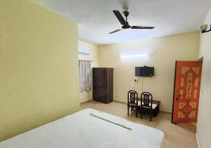 TV a/nebo společenská místnost v ubytování Ashok Nandini Guest House + 57 fotografií